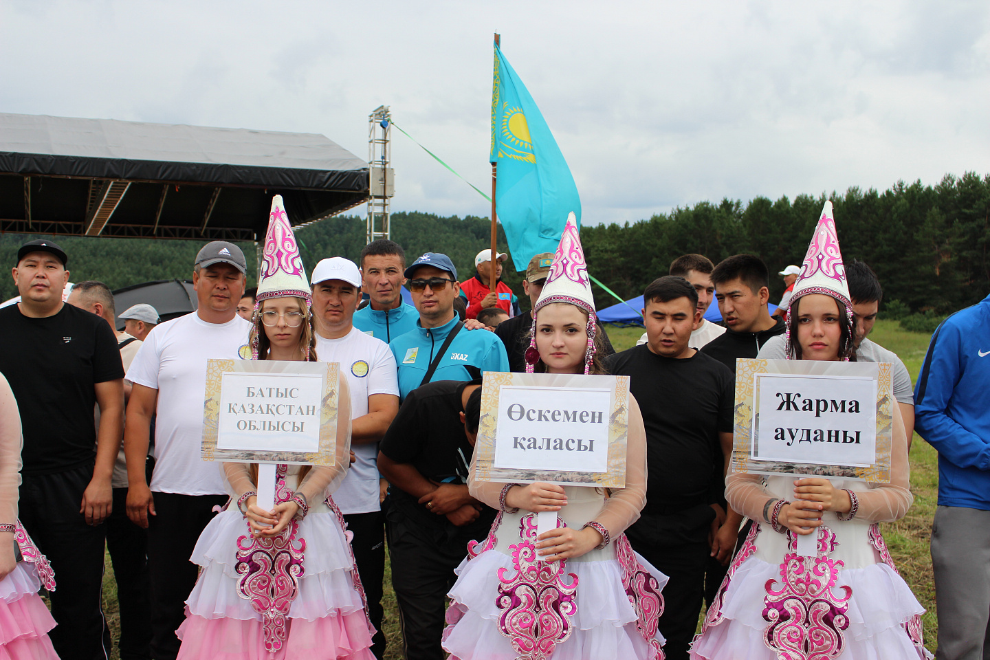 Происшествия в Казахстане и мире / Стихийные бедствия / В ВКО спасатели эвакуировали девять человек из снежных заносов