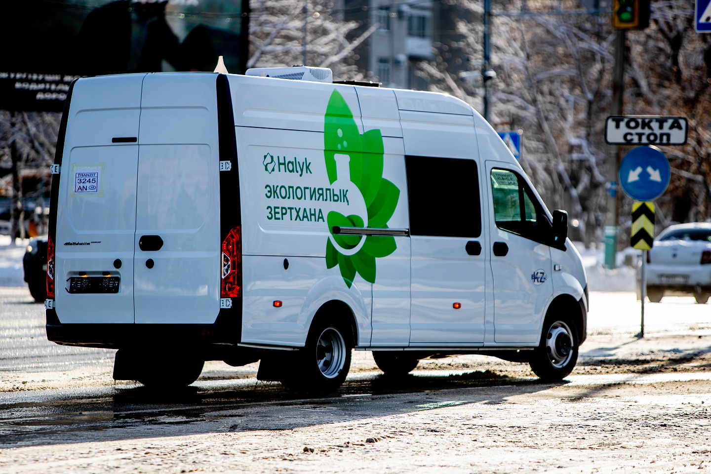 Усть-Каменогорск и ВКО / ШҚО экологтарына ауа сапасын бақылайтын мобильді зертхана табысталды