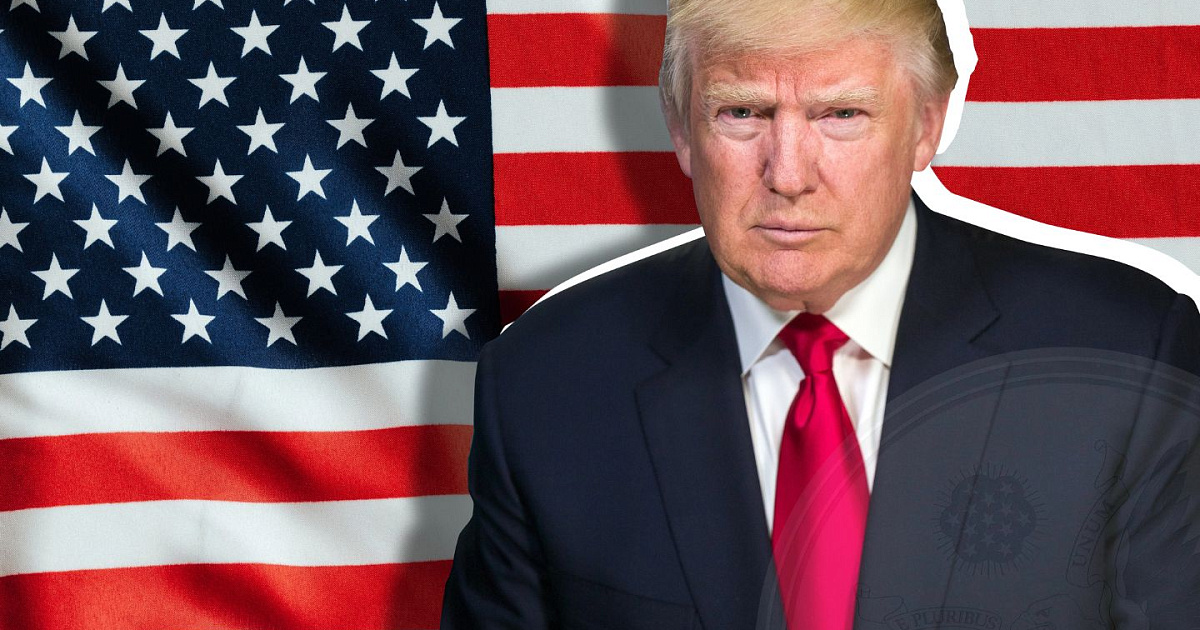 Дональд Трамп выступает на фоне американского флага