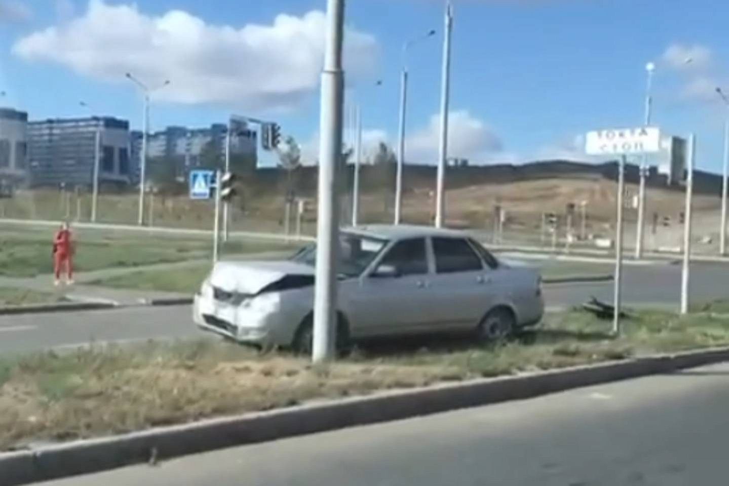 Происшествия в Казахстане и мире / ДТП / В Усть-Каменогорске сегодня утром легковушка слетела с автодороги